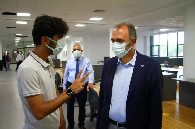 İnşaatında çalıştığı kütüphanede şimdi tıp fakültesi öğrencisi olarak çalışıyor