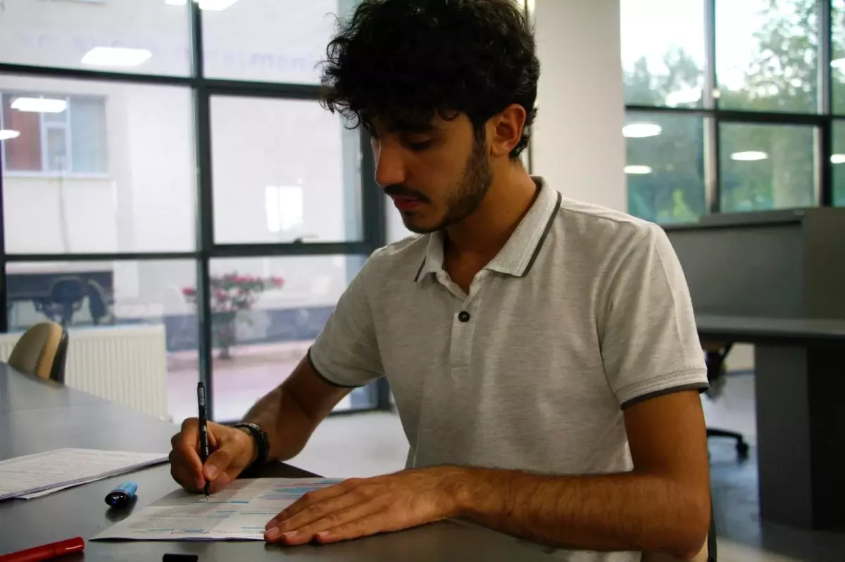İnşaatında çalıştığı kütüphanede şimdi tıp fakültesi öğrencisi olarak çalışıyor
