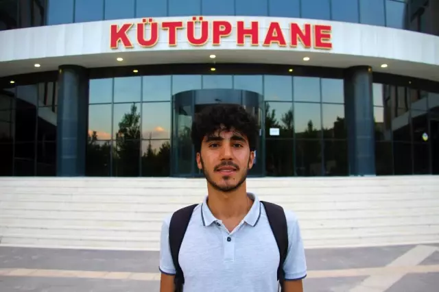 İnşaatında çalıştığı kütüphanede şimdi tıp fakültesi öğrencisi olarak çalışıyor