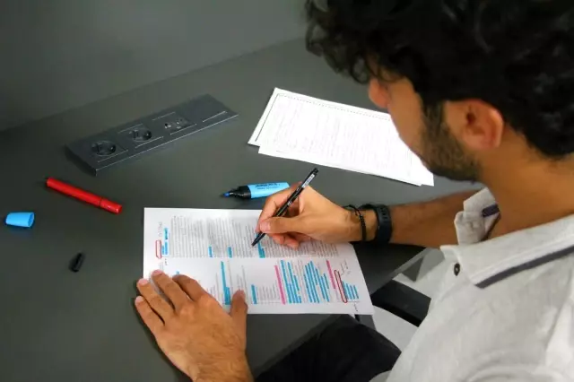 İnşaatında çalıştığı kütüphanede şimdi tıp fakültesi öğrencisi olarak çalışıyor