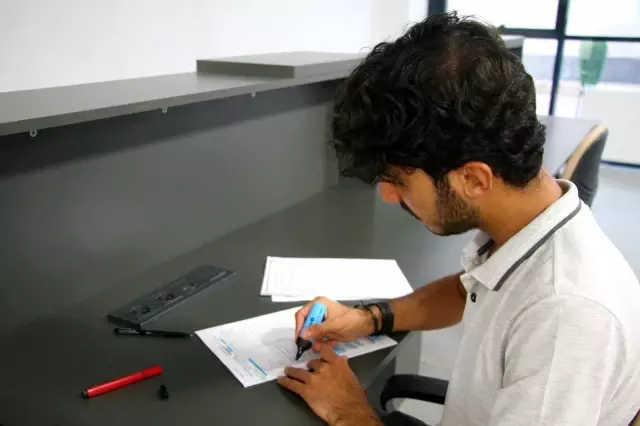 İnşaatında çalıştığı kütüphanede şimdi tıp fakültesi öğrencisi olarak çalışıyor