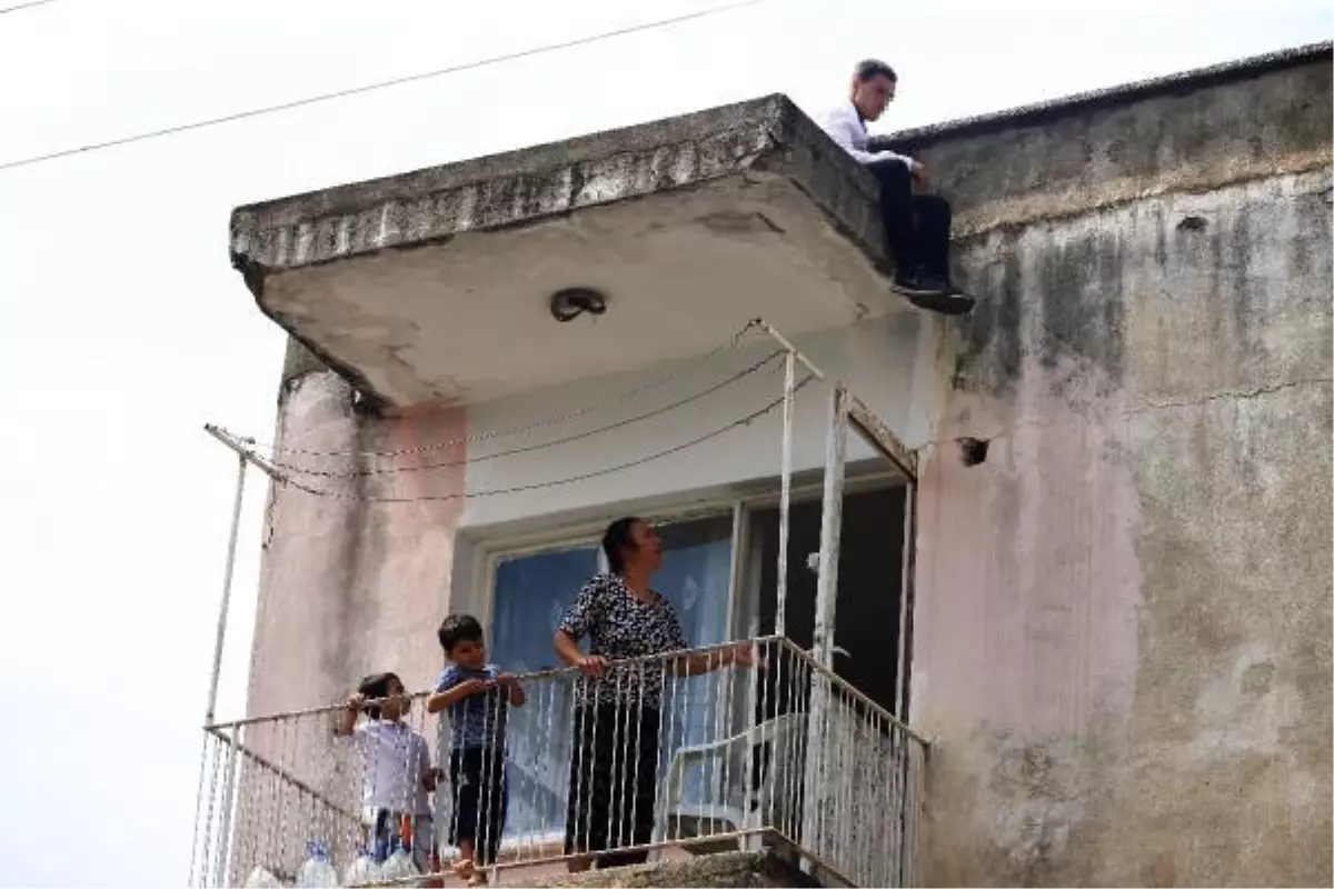 İntihar için çatıya çıktı, çay ikramı sırasında polis yakaladı