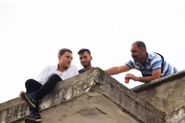 İntihar için çatıya çıktı, çay ikramı sırasında polis yakaladı