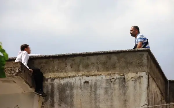 İntihar için çatıya çıktı, çay ikramı sırasında polis yakaladı