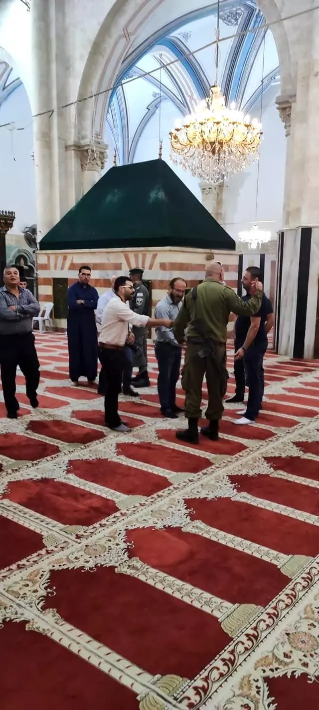 İsrail güçleri Harem-i İbrahim Camii'nde ibadet edenleri zorla dışarı çıkardı