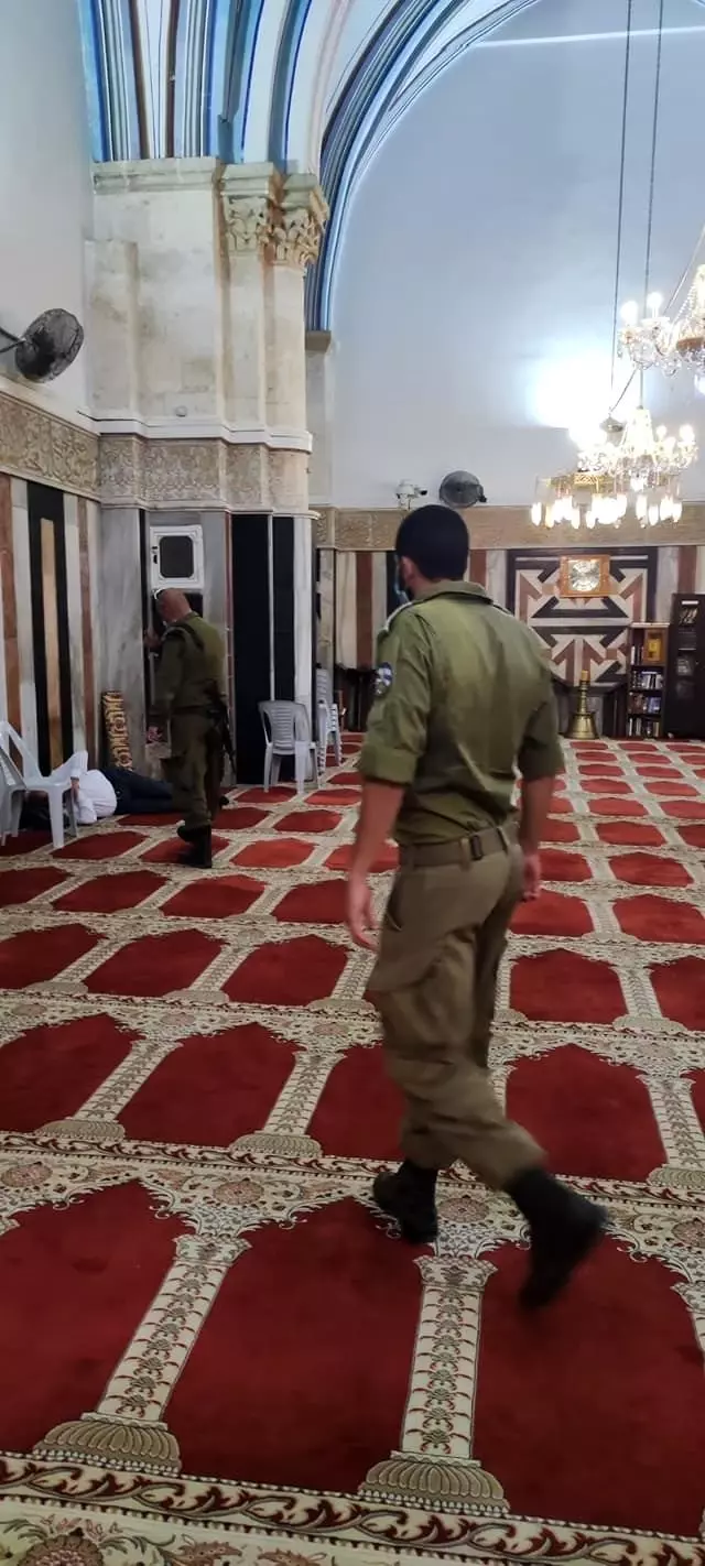 İsrail güçleri Harem-i İbrahim Camii'nde ibadet edenleri zorla dışarı çıkardı