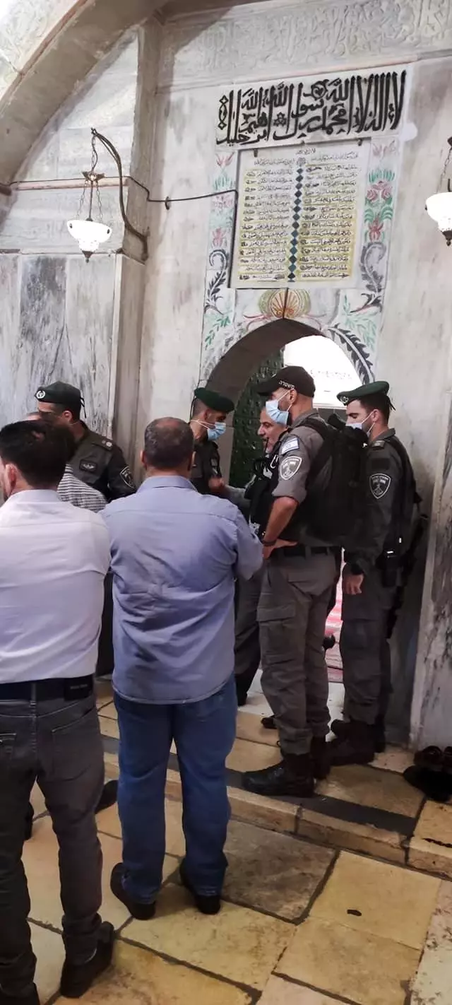 İsrail güçleri Harem-i İbrahim Camii'nde ibadet edenleri zorla dışarı çıkardı