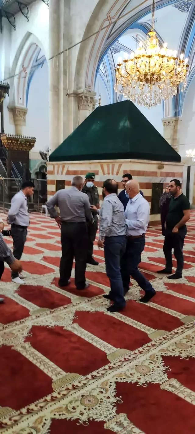 İsrail güçleri Harem-i İbrahim Camii'nde ibadet edenleri zorla dışarı çıkardı