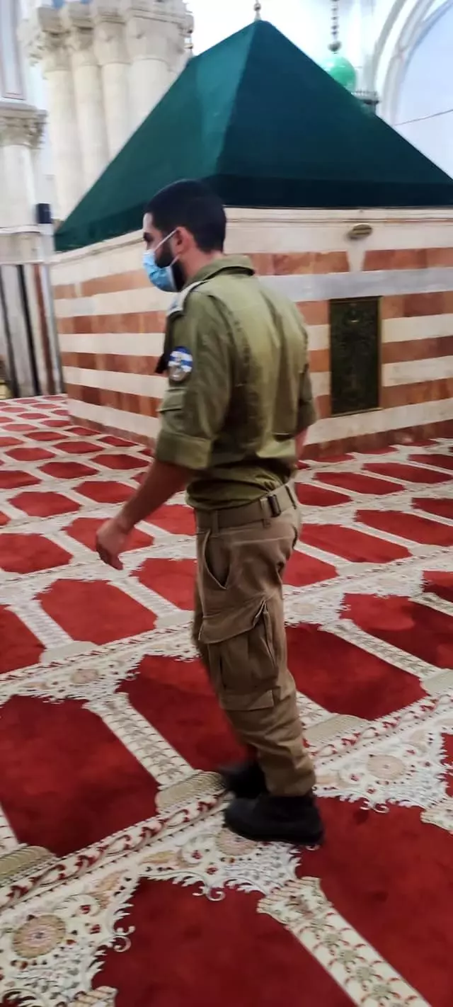 İsrail güçleri Harem-i İbrahim Camii'nde ibadet edenleri zorla dışarı çıkardı