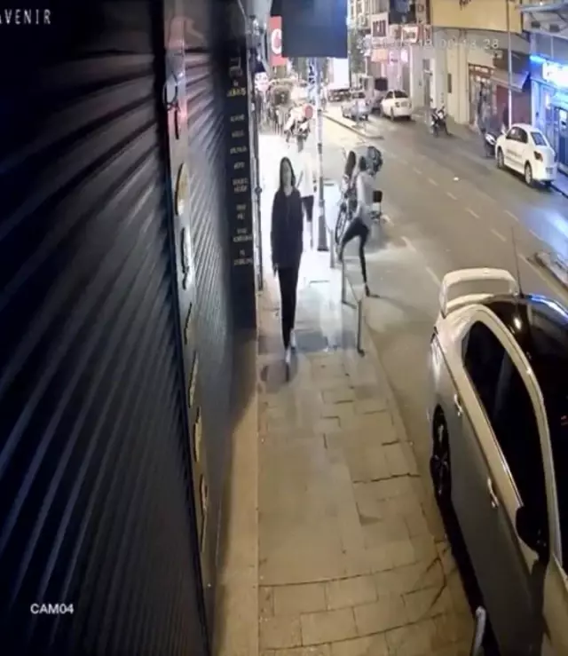 Son dakika haber | İstanbul'da omuz atma cinayeti kamerada: Kalbinden bıçaklandı, can havliyle böyle koştu