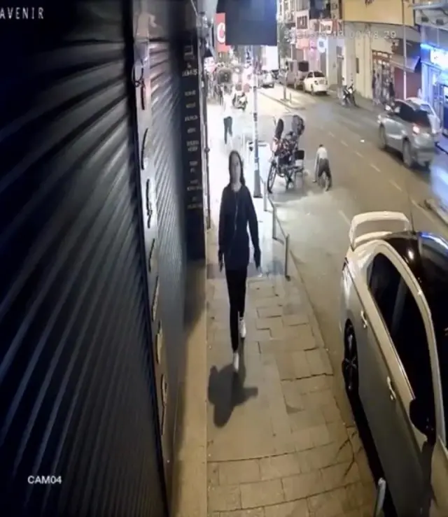 Son dakika haber | İstanbul'da omuz atma cinayeti kamerada: Kalbinden bıçaklandı, can havliyle böyle koştu