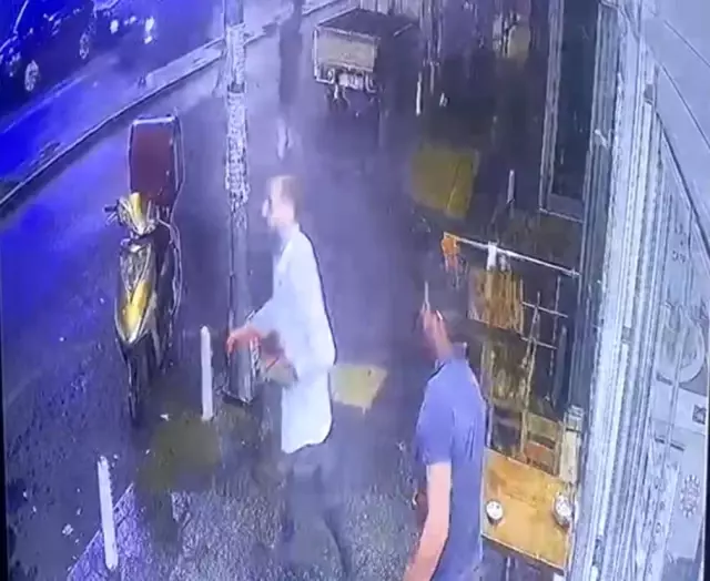 Son dakika haber | İstanbul'da omuz atma cinayeti kamerada: Kalbinden bıçaklandı, can havliyle böyle koştu