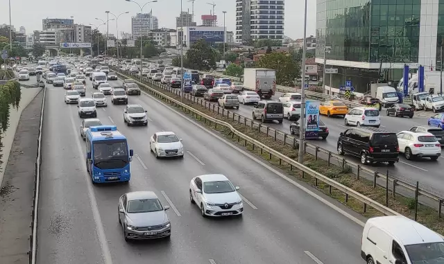 İstanbul'da sabah saatlerinde trafik yoğunluğu yaşanıyor
