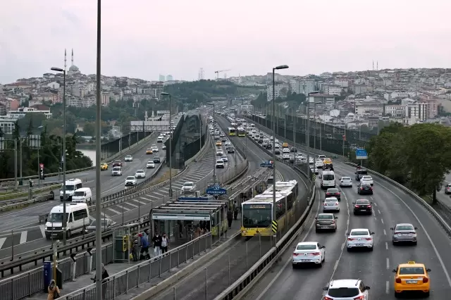 İstanbul'da sabah saatlerinde trafik yoğunluğu yaşanıyor