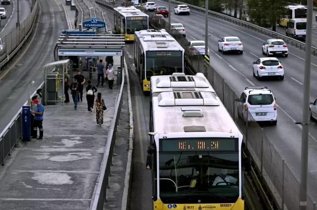 İstanbul'da sabah saatlerinde trafik yoğunluğu yaşanıyor