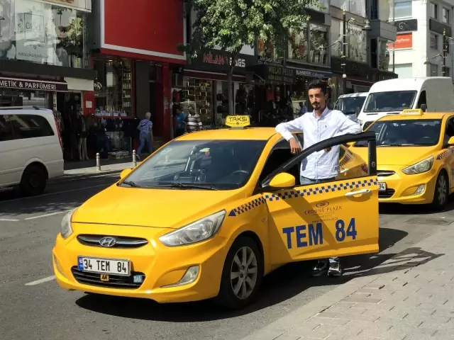 İstanbul'da taksiciden örnek davranış, para dolu cüzdanı turistlere ulaştırdı
