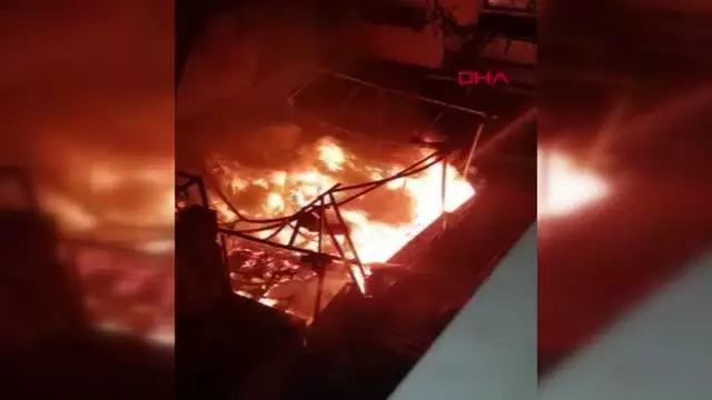 Son dakika haber: Kadıköy'de 3 katlı restoranda patlama sonrası yangın