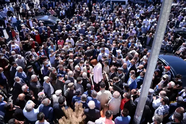 Akşener, Göle ilçesinde esnafı ziyaret etti