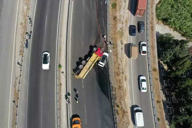 Devrilerek sürüklenen kamyon, motosiklet ve otomobile çarptı: 2 yaralı
