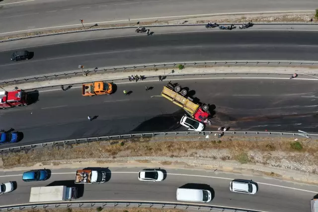 Devrilerek sürüklenen kamyon, motosiklet ve otomobile çarptı: 2 yaralı