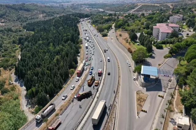 Devrilerek sürüklenen kamyon, motosiklet ve otomobile çarptı: 2 yaralı
