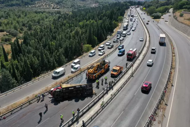 Devrilerek sürüklenen kamyon, motosiklet ve otomobile çarptı: 2 yaralı