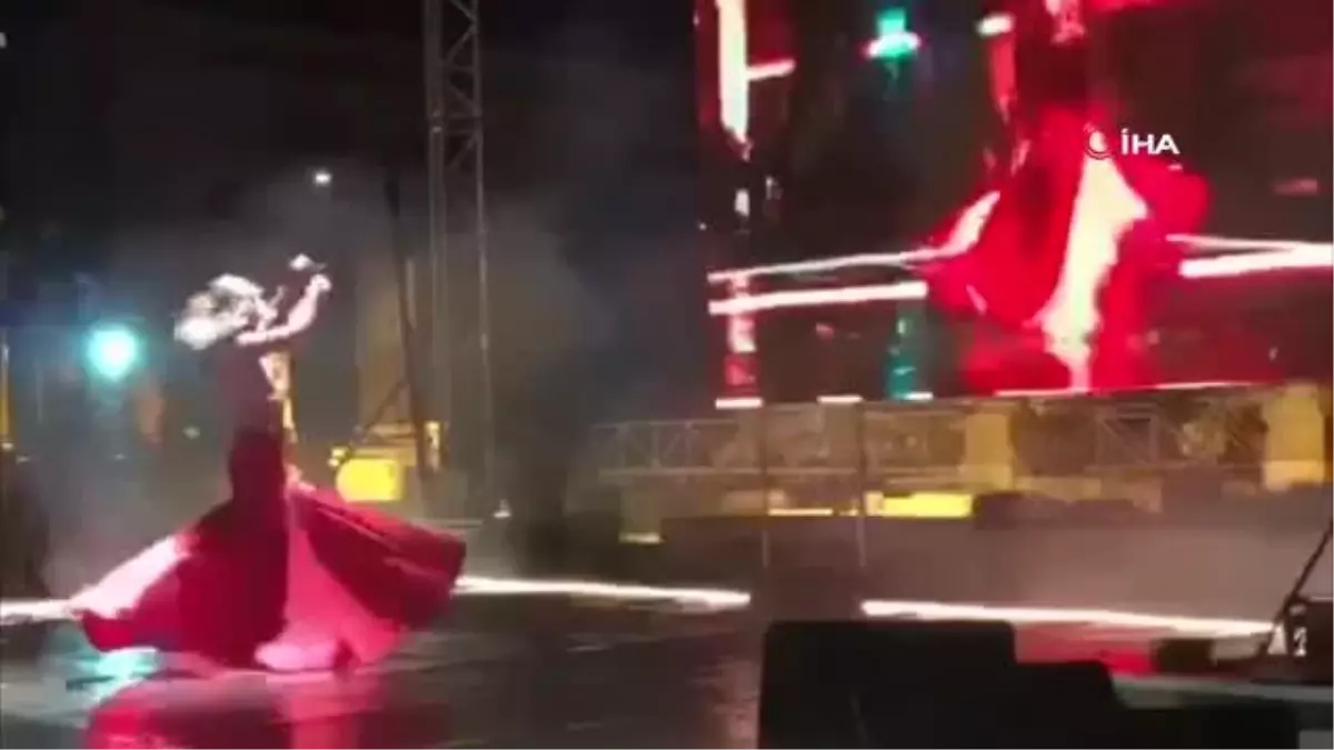 İzmir'de yarı çıplak dans eden semazene tepki