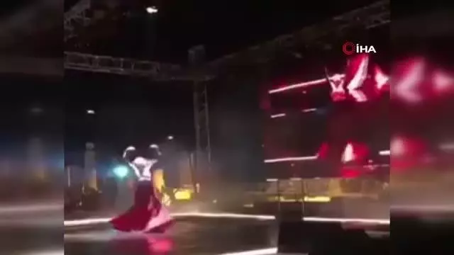 İzmir'de yarı çıplak dans eden semazene tepki