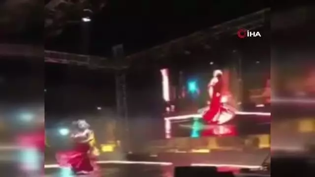 İzmir'de yarı çıplak dans eden semazene tepki