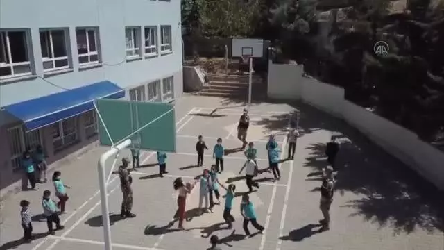 Jandarma öğrencilerle basketbol oynadı
