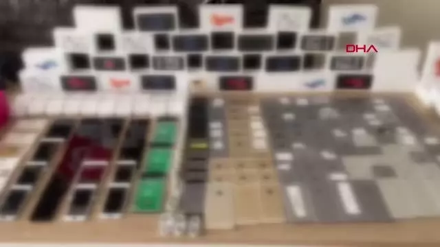 KAÇAK GETİRDİĞİ YEDEK PARÇALARLA TELEFON YAPIP SATARKEN YAKALANDI
