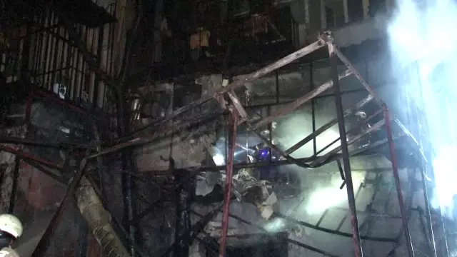 Kadıköy'de 3 katlı restoran alev alev yandı