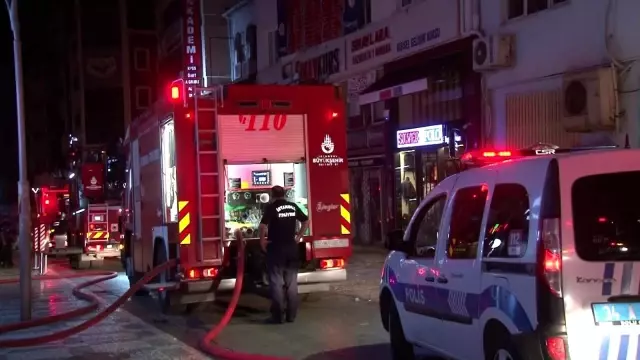 Kadıköy'de 3 katlı restoran alev alev yandı