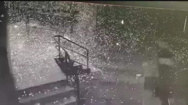 Kadıköy'de 3 katlı restoranda çıkan yangında yaşanan patlama kamerada