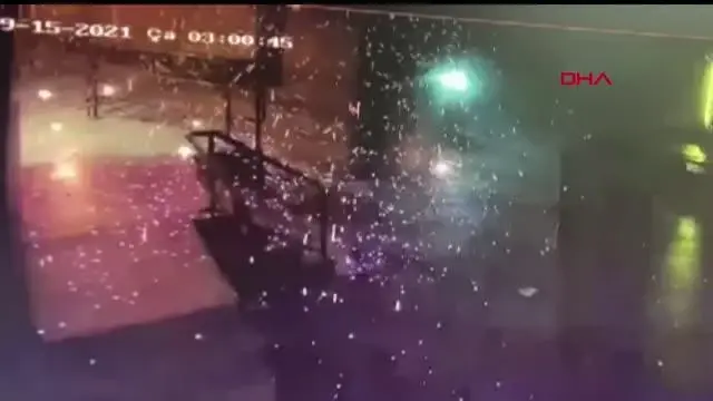 Son dakika haber! KADIKÖY'DE 3 KATLI RESTORANDA ÇIKAN YANGINDA YAŞANAN PATLAMA KAMERADA