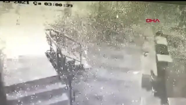 Son dakika haber! KADIKÖY'DE 3 KATLI RESTORANDA ÇIKAN YANGINDA YAŞANAN PATLAMA KAMERADA