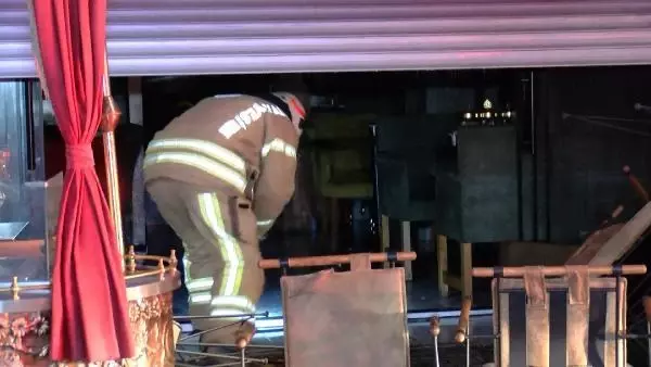 Son dakika haber: Kadıköy'de 3 katlı restoranda patlama sonrası yangın
