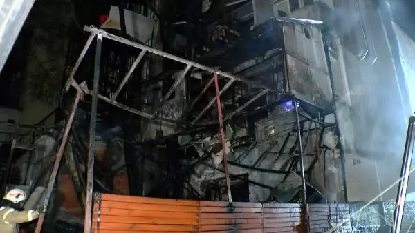 Son dakika haber: Kadıköy'de 3 katlı restoranda patlama sonrası yangın