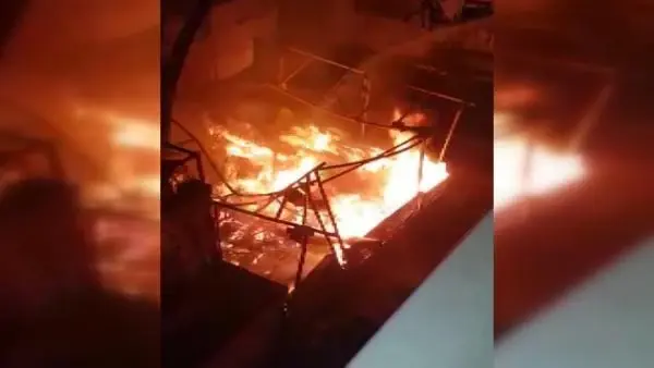 Son dakika haber: Kadıköy'de 3 katlı restoranda patlama sonrası yangın