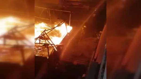 Son dakika haber: Kadıköy'de 3 katlı restoranda patlama sonrası yangın