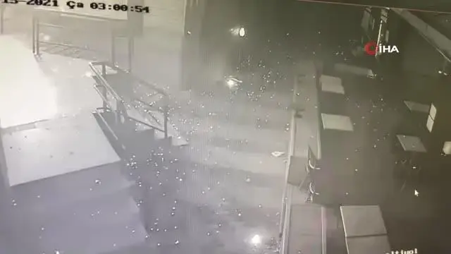 Kadıköy'de restoranda yangın sonrası korkutan patlama kamerada