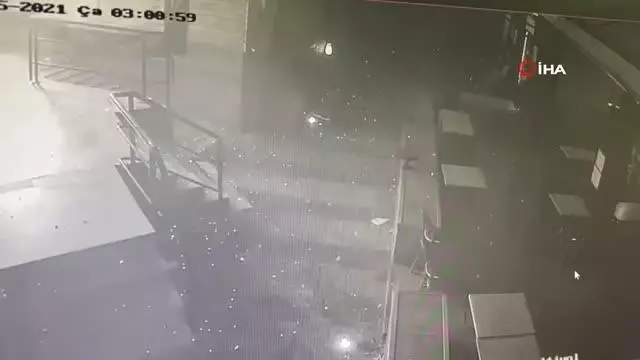 Kadıköy'de restoranda yangın sonrası korkutan patlama kamerada