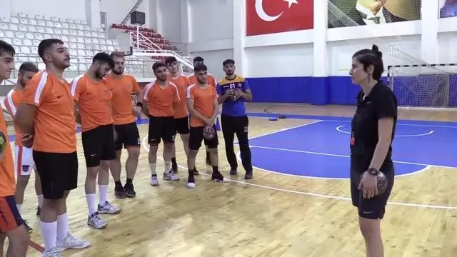Kadın antrenörün çalıştırdığı erkek hentbol takımının hedefi Süper Lig