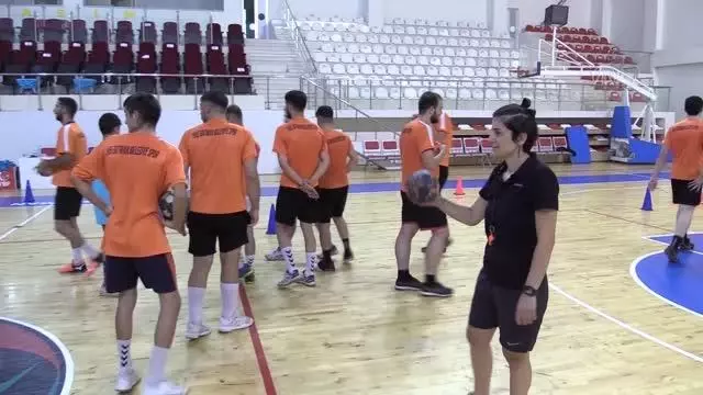 Kadın antrenörün çalıştırdığı erkek hentbol takımının hedefi Süper Lig