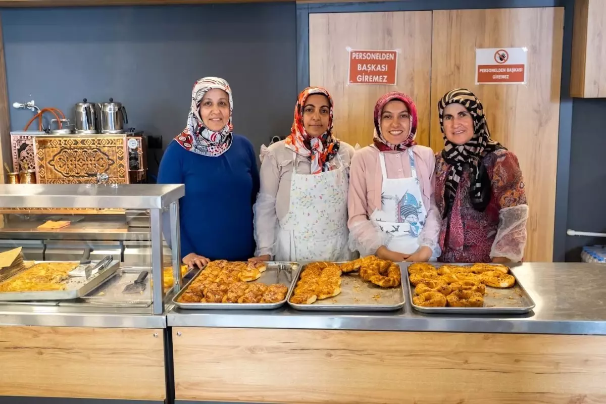 Kadınlar bir oldu, ilçenin ilk pastanesini açtı