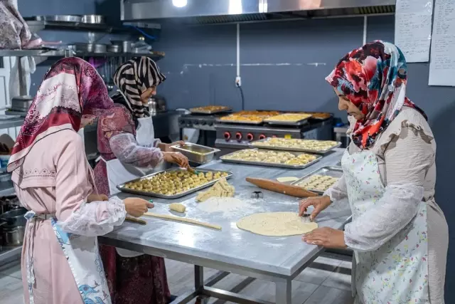 Kadınlar bir oldu, ilçenin ilk pastanesini açtı