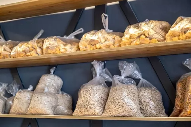 Kadınlar bir oldu, ilçenin ilk pastanesini açtı