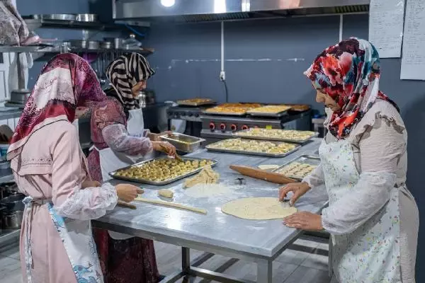 KADINLAR BİRLİK OLUP, İLÇENİN İLK PASTANESİNİ AÇTI