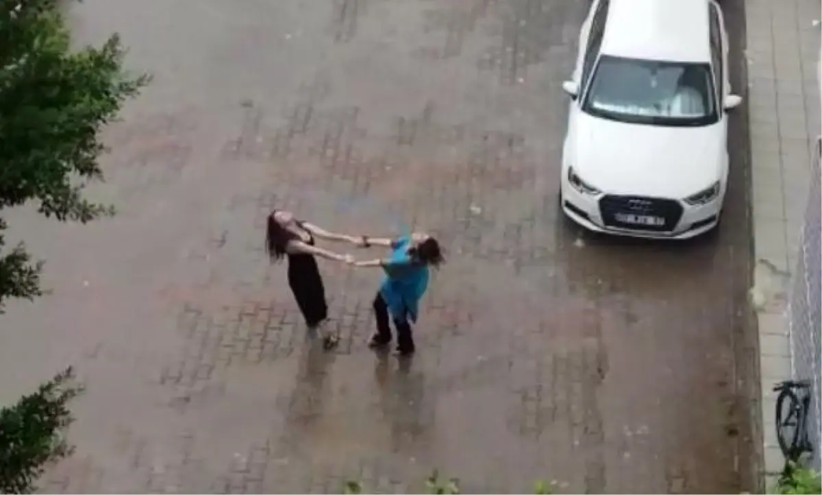 Kadınların yağmur altında dansı kamerada