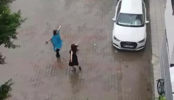 Kadınların yağmur altında dansı kamerada